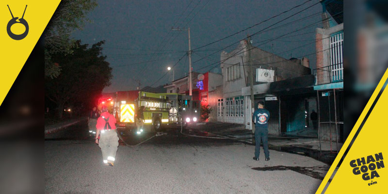 incendio-bomberos-noche