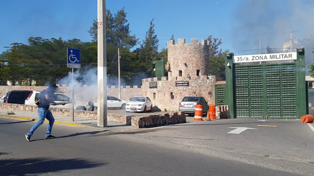 normalistas-vs-zona-militar-2