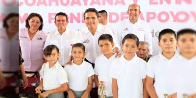 Silvano-Aureoles-niños-Coahuayana