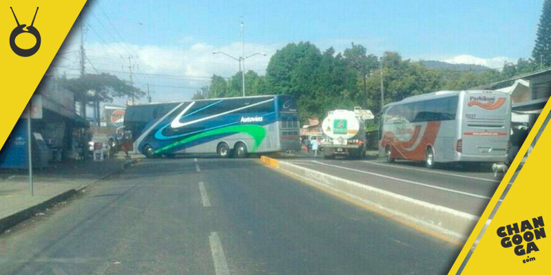 comuneros-Caltzontzin-bloqueo-por-terreno