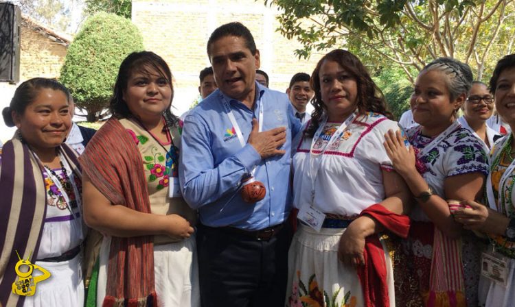 Silvano Aureoles mujeres indigenas
