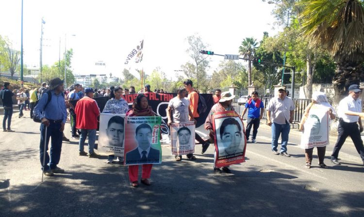 marcha Morelia padres normalistas Ayotzinapa