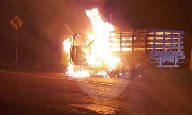 arde camioneta Uruapan