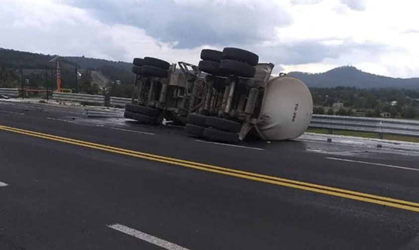 vuelca pipa combustible Pátzcuaro