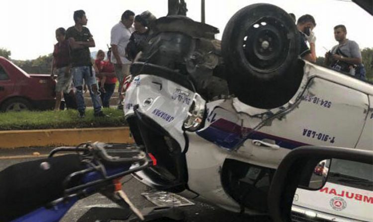 accidente autos Uruapan taxi Michoacán
