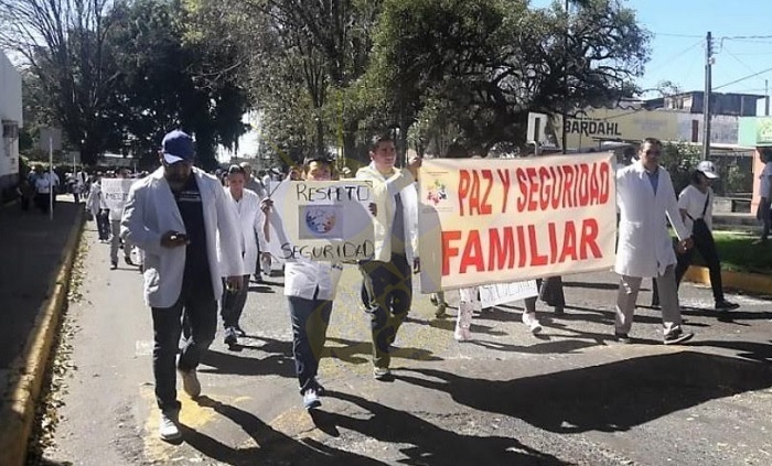Marchan médicos en Uruapan pr la inseguridad / RED 113