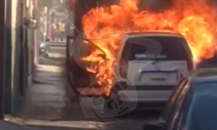 Cerca del Monumento, el taxi se incendió aparentemente por fallas mecánicas