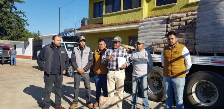 Lupillo Aguilera Rojas hace entrega de 51 toneladas de cemento, en Lagunillas