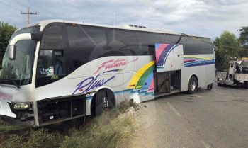 autobús vuelca Michoacán pasajeros