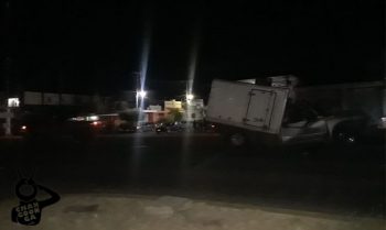 Un choque por alcance entre dos camionetas dejó como saldo dos muertos e igual número de lesionados, mencionaron fuentes policiacas.  El acontecimiento fue la noche de este día en el Boulevard Constituyentes, frente a las oficinas de la Policía Federal de la División de Seguridad Regional, que están en la colonia Palillera en esta ciudad de Apatzingán. Trascendió que los ahora occisos quedaron prensados en una camioneta Nissan, la cual chocó por detrás a una Toyota Tundra, de color gris. De los difuntos se desconocen sus generales y también de los dos sobrevivientes, los cuales se ignora en cuál de las dos unidades iban. Los lesionados fueron canalizados a un nosocomio para recibir ayuda médica. El personal de la Fiscalía Regional de Justicia se encargó de las actuaciones respectivas, los elementos de Seguridad Pública apoyaron en todo momento en brindar vigilancia perimetral