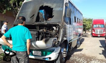 microbús incendio Apatzingán pasajeros