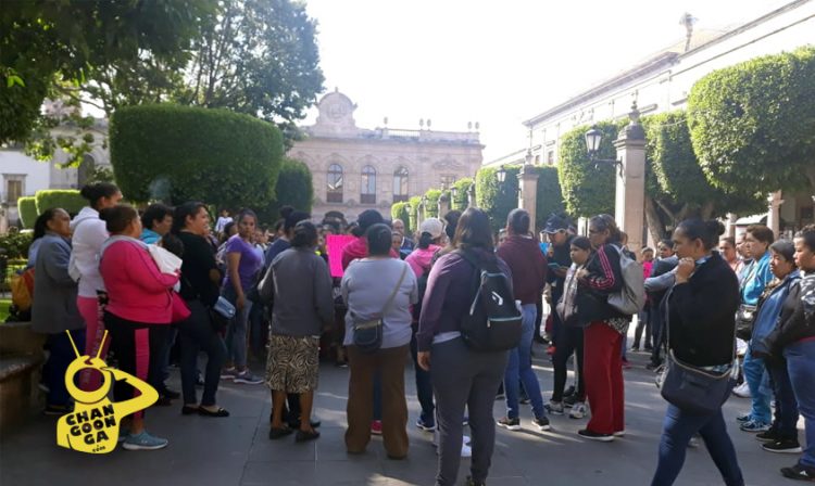 Manifestación por parte Organización Estatal Independiente de Padres de Familia, exigen pago de becas de niños preescolar, primaria y secundaria .