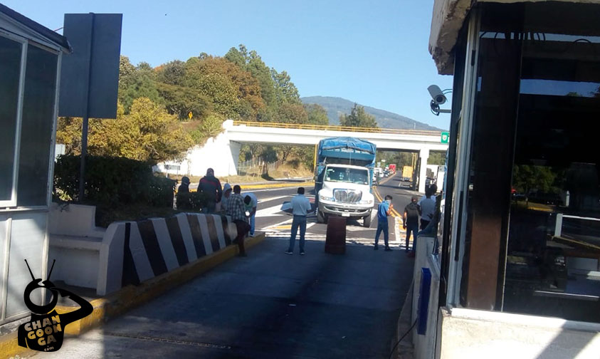 bloqueo comuneros carretera Pátzcuaro