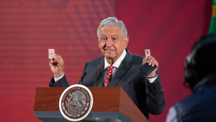 AMLO Presume Amuletos “Detente Enemigo, Que El Corazón De Jesús Conmigo”