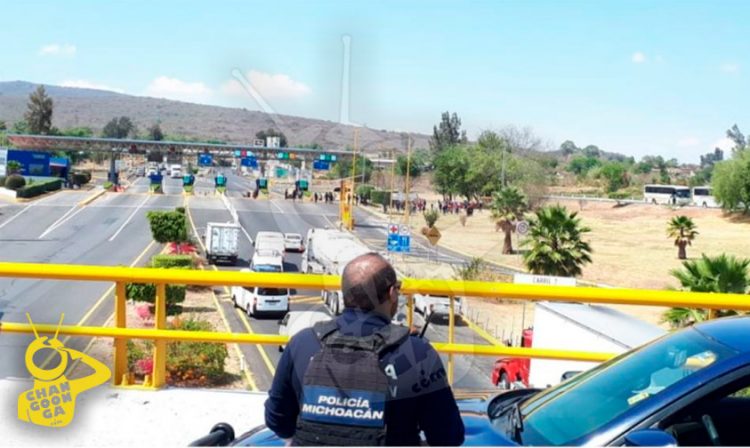 #Michoacán Normalistas De Cheran Destrozan Con Piedras Caseta De Cobro