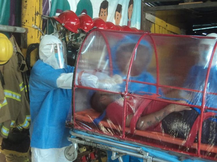 Bomberos crean su propia cápsula de aislamiento 