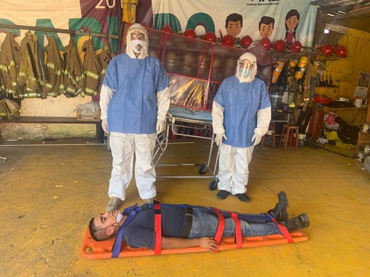 Bomberos crean su propia cápsula de aislamiento 