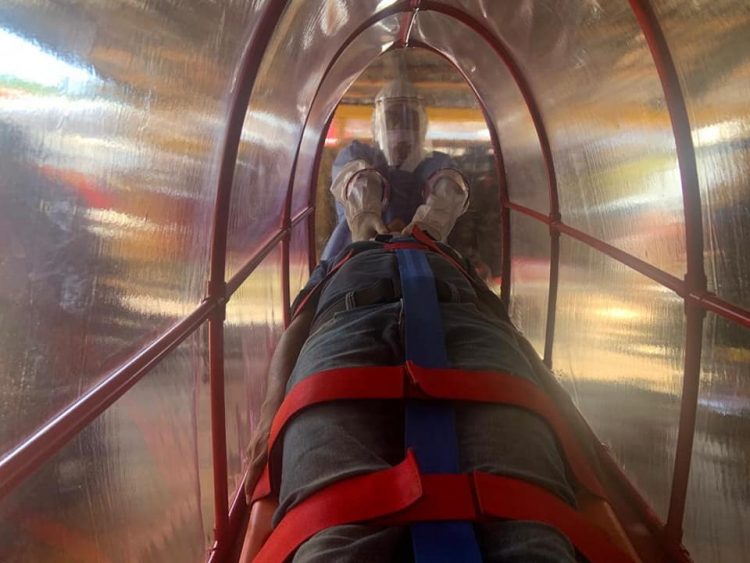 Bomberos crean su propia cápsula de aislamiento 