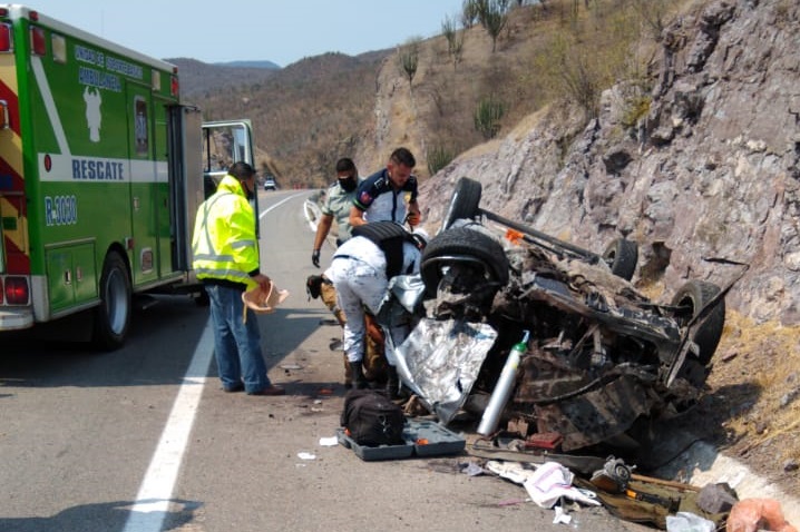 #Michoacán Volcadura En La Siglo XXI Deja 4 Heridos; Hay 1 Mujer Prensada
