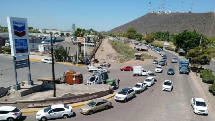 Conductores Pasan La Noche Formados En Sinaloa Para Poder Comprar Chela