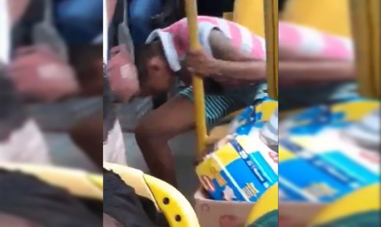 Corren A Patadas A Señora Que Iba En Autobús Y Tosió Sin Taparse La Boca, En Brasil