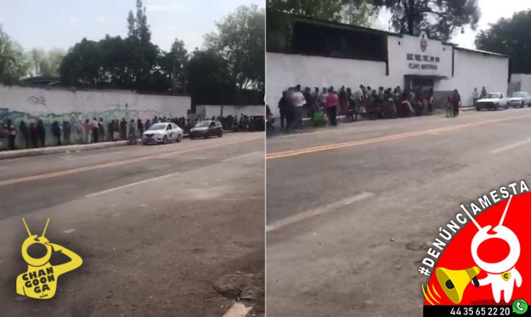 #Denúnciamesta Filas sin Sana Distancia en secundaria de Morelia por cobro de fichas