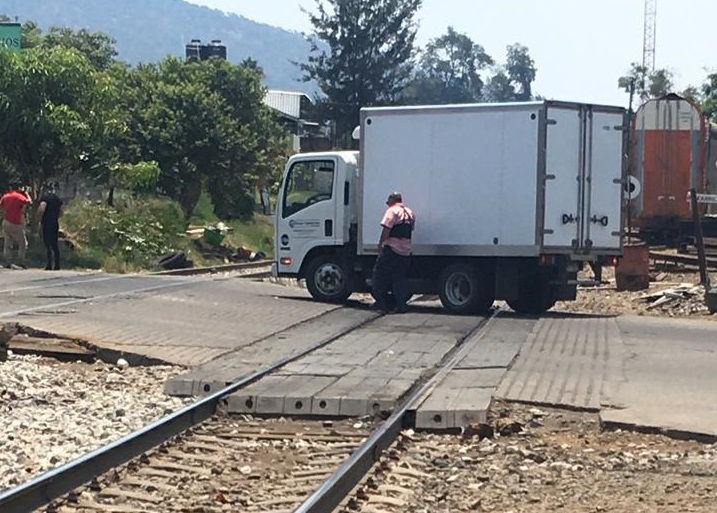#Michoacán De Nueva Cuenta, Normalistas Bloquean Vías Del Tren