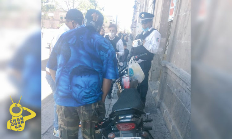 #Morelia Policía Multa A Cuate Que Estacionó Su Moto A Media Banqueta