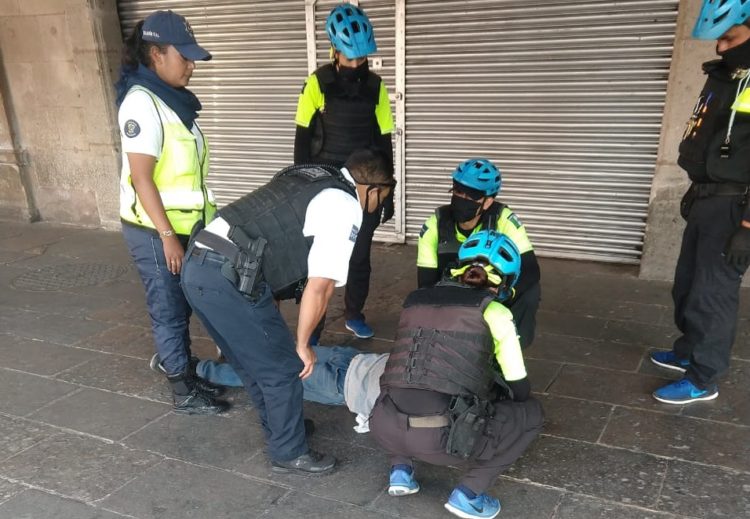 Policía Morelia Atiende A Hombre Con Posible Convulsión En El Centro