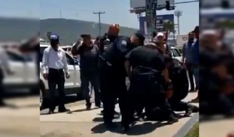 En México: 6 Policías Someten Con Violencia A Menor De Edad Que Vendía Matamoscas