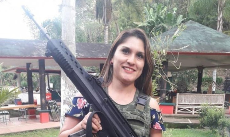 Pasa En México Funcionaria Posa Con Un Arma Exclusiva Del Ejercito