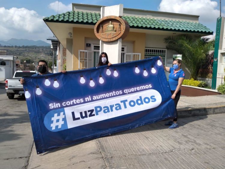 Se Manifiestan En Apatzingán Por Cobros Excesivos De La CEF