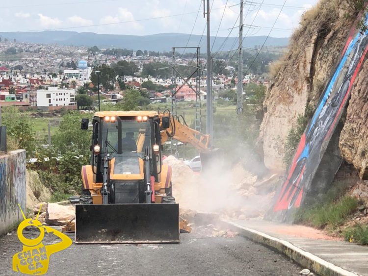 #Morelia Quitan Cantera Por Deslave En Avenida Guadalupe Victoria