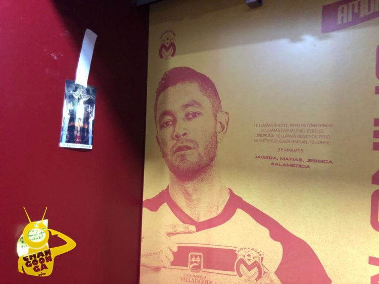 #Morelia Nomas Dejaron Unas Fotos Y Unos Recaditos De Los Jugadores En El 'Morelos''