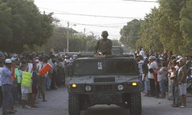 #Michoacán Menor Violada Por Los Viagras Es Escoltada Por Militares Para Presentar Denuncia