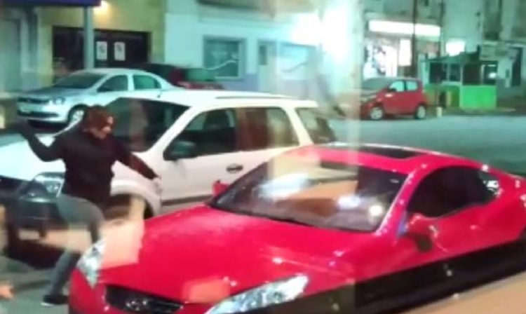 #Video Mujer Destroza El Carro De Su Esposo Al Verlo Estacionado Afuera De Un Motel
