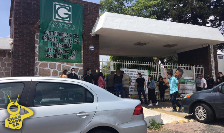 #Morelia Panteón Gayosso Cerrado Durante Día del Padre, Varias Personas en la Entrada