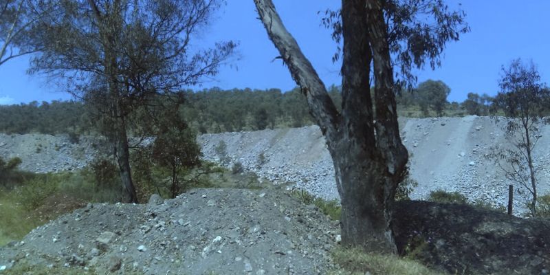 constructora-tira-escombro-en-mil-cumbres