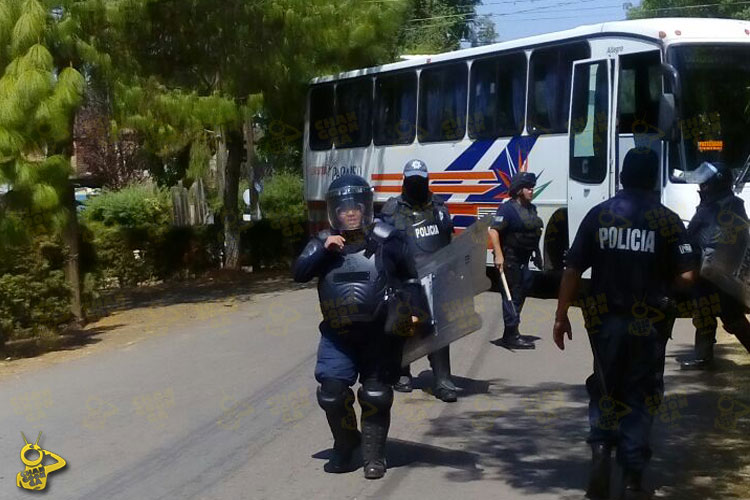 granaderos-autobus-retenido-normalistas-tiripetio