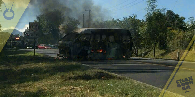 incendio-vehiculo-chilchota-normalistas