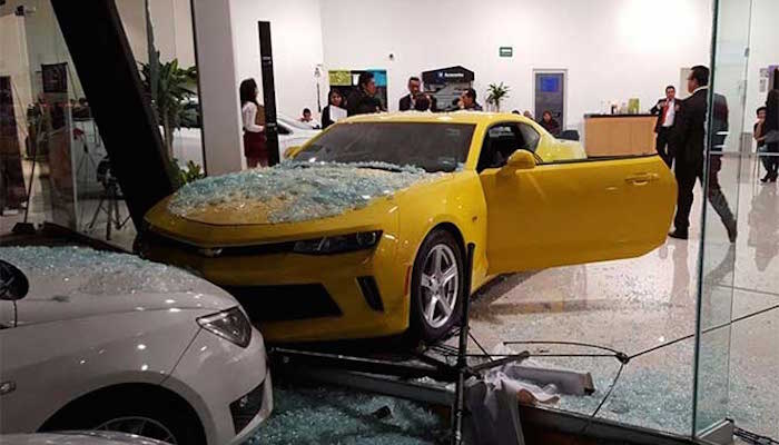 nino-camaro-choca-mexico