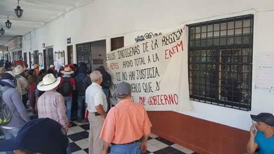 normalistas-toman-alcaldia-de-los-reyes-1