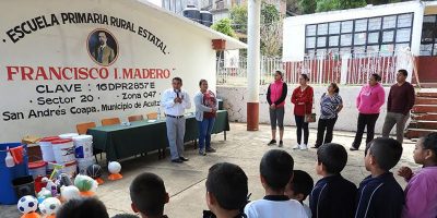 Alcalde-De-Acuitzio-Entrega-Material-A-Primaria-De-San-Andrés-Coapa