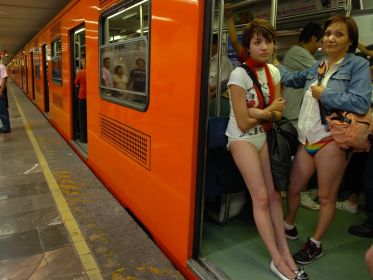 Sin pantalones ni faldas FlashMob en el metro de la ciudad de México 2014