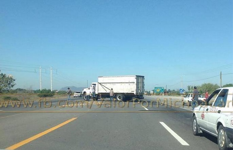 bloqueo Apatzingán-Cuatro Caminos Michoacán