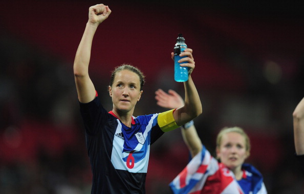 Casey-Stoney-Inglaterra-sale del closet