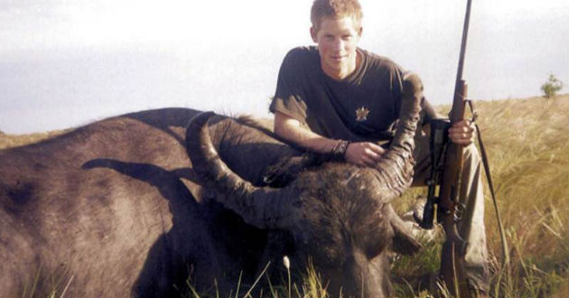 El príncipe Harry polémica foto por matar a un Búfalo en el 2004