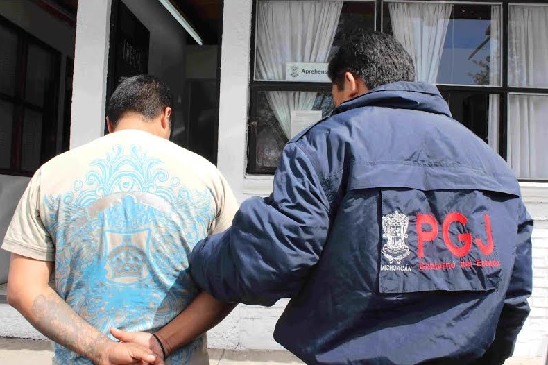 detenido esposado PGJE Michoacán