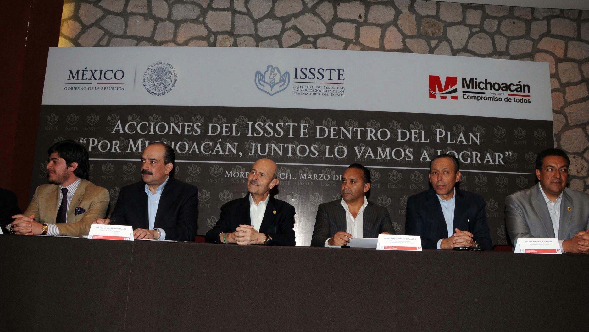 Fausto Vallejo se reune con titular del ISSSTE