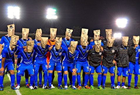 jugadores del celaya con bolsas en la cabeza